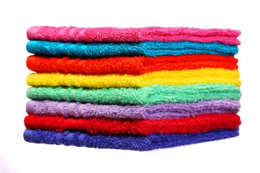 Beyaz arka plan üzerinde izole renkli banyo havluları