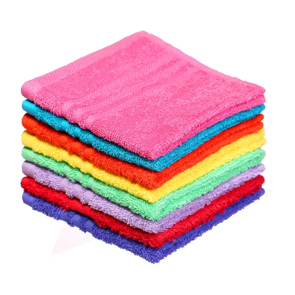 Toalhas de banho coloridas isoladas no fundo branco — Fotografia de Stock