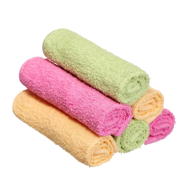 Beyaz arka plan üzerinde izole renkli banyo havluları