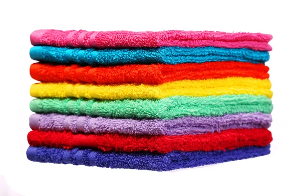 Beyaz arka plan üzerinde izole renkli banyo havluları