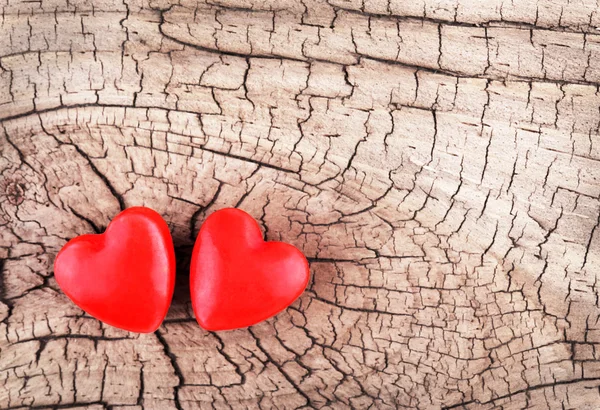 Harten op houten textuur. de dag van Valentijnskaarten achtergrond. macro. — Stockfoto