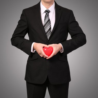 Kırmızı kalp ile takım elbiseli adam. Sevgililer günü