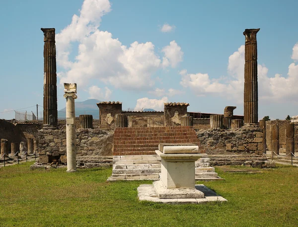 Ruinerna av Pompeji med vulkanen Vesuvius, Italien — Stockfoto