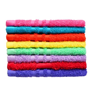 Beyaz arka plan üzerinde izole renkli banyo havluları