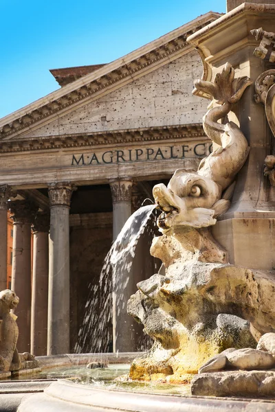 Fontein en het Pantheon in Rome, Italië. Closeup — Stockfoto