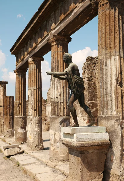 在废墟的庞贝，意大利的阿波罗的雕像 — 图库照片