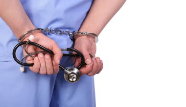 Doktor üzerine beyaz izole kelepçeli stetoskop ile