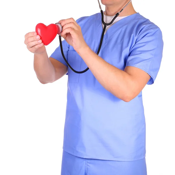 Médecin avec stéthoscope examinant le coeur rouge, isolé sur blanc — Photo