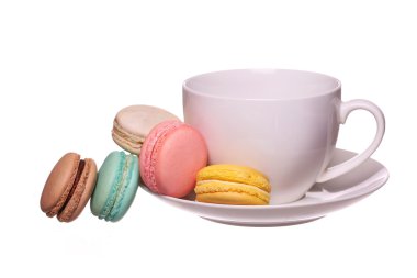 Renkli Fransızca Macarons beyaz izole çay Kupası