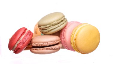 Renkli Fransızca Macarons beyaz izole