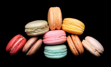 Siyah arka plan üzerinde renkli acıbadem kurabiyesi