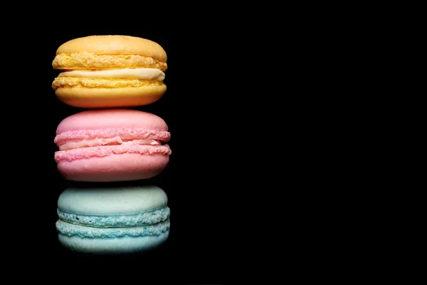 Macaroon colorato su sfondo nero — Foto Stock