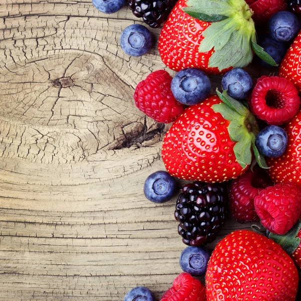 Bayas sobre fondo de madera. Fresas, Arándanos, Raspberri —  Fotos de Stock