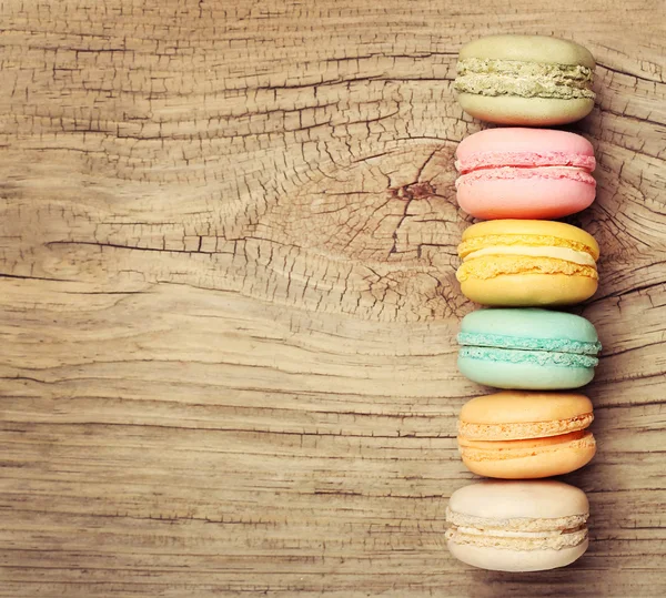 Färgglada Franska Macaroon på trä bakgrund — Stockfoto