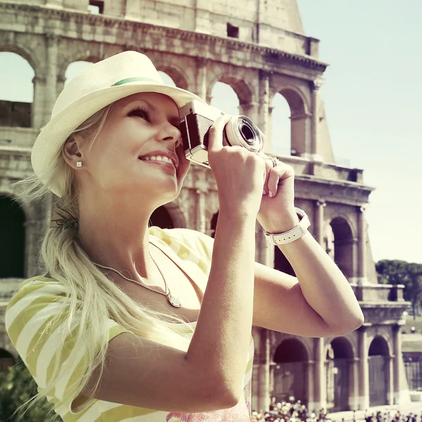 Turist ve Kolezyum, Roma. Cam ile neşeli sarışın genç kadın — Stok fotoğraf