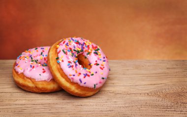 TOW Donuts ile Sprinkles ahşap arka plan üzerinde