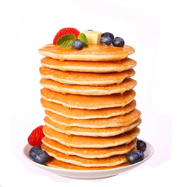 Tumpukan Pancakes Strawberry dan Blueberry terisolasi di atas putih — Stok Foto