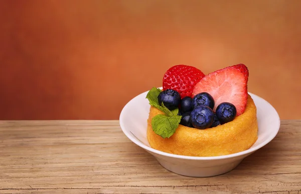 Bolo de frutas. Bolo de esponja com mirtilo fresco, morango — Fotografia de Stock