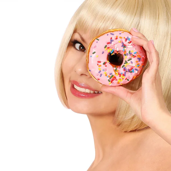 Lachende jonge vrouw met kleurrijke donut geïsoleerd — Stockfoto