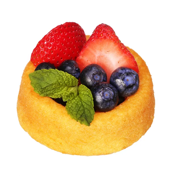 Fruchtkuchen isolieren auf weiß. Biskuitkuchen mit frischen Blaubeeren — Stockfoto