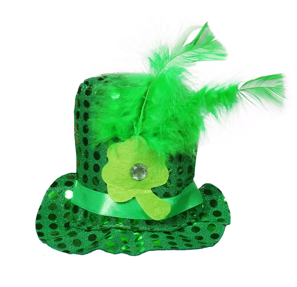 Chapeau St. Patrick avec plumes et trèfle feuille isolé blanc — Photo