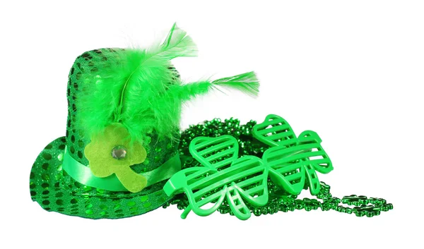 Ημέρα του St. Patrick. Απομόνωμα του λαμπερό καπέλο και τα γυαλιά σε σχήμα τριφυλλιού — Φωτογραφία Αρχείου