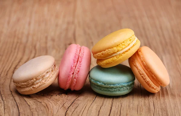 Színes francia macaroons fa háttér — Stock Fotó