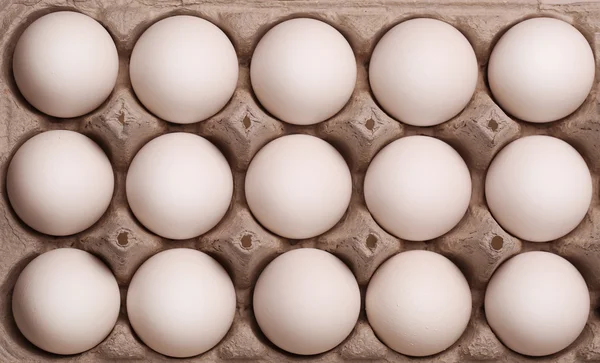 Белые яйца в коробке. Фон — стоковое фото