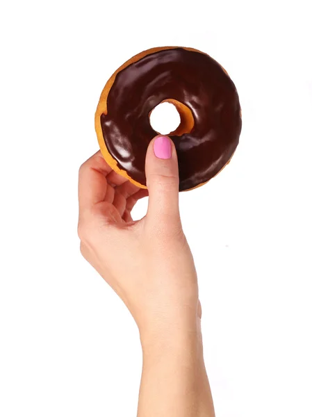 Пончик с шоколадным остеклением в руке изолированы на белом — стоковое фото
