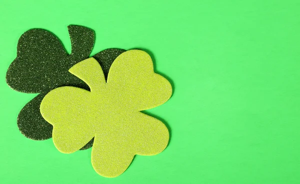 Deux feuilles de Shamrock sur fond vert. Saint-Patrick — Photo