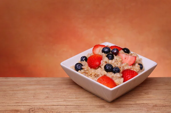 Haferflocken mit Beeren — Stockfoto