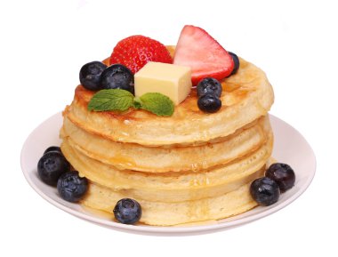 Çilek ve üzerinde beyaz izole böğürtlenli gözleme