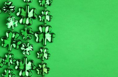 Shamrock parlak yaprakları yeşil üzerinde şeklinde. St. Patrick'ın gün