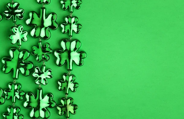 Shamrock vormige glanzende bladeren over groen. St. Patrick de dag — Stockfoto