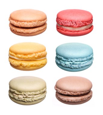 Renkli Fransızca Macaroons koleksiyon üzerinde beyaz izole