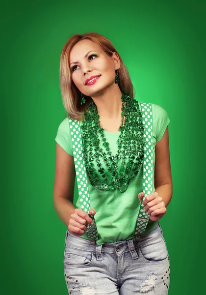 Fille de la Saint Patrick. Joyeux jeune femme avec des colliers brillants — Photo