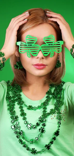 St. Patrick je den dívka. Blondýnka mladá žena — Stock fotografie