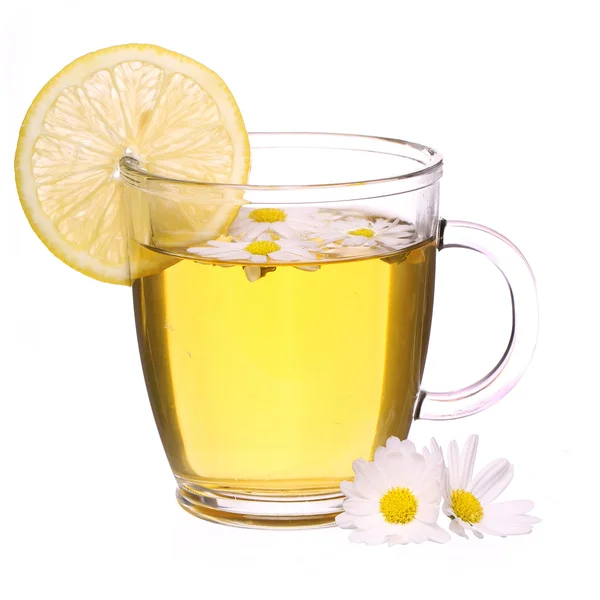 Чашка ромашкового чая с ромашковыми цветами и изолированным лимоном — стоковое фото
