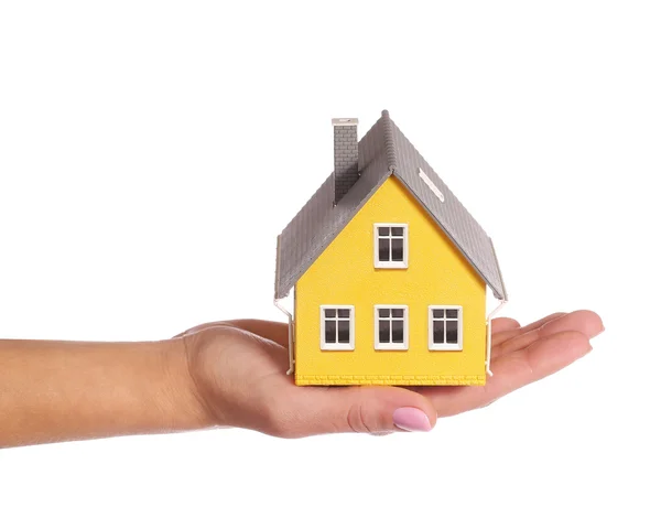 Крихітний будинок у жіночій руці ізольований на білому — стокове фото
