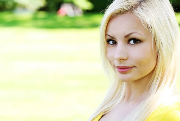 Porträtt av vacker blond ung kvinna. Utomhus — Stockfoto