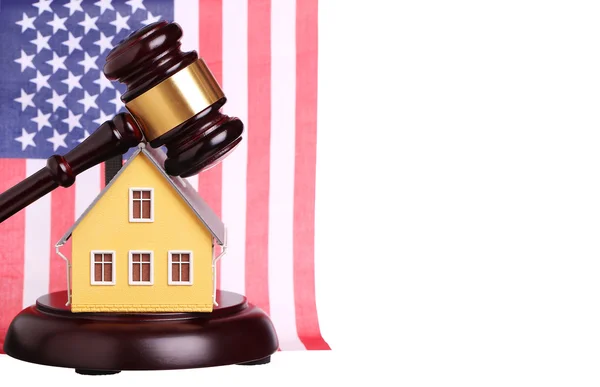 Concepto de venta de casa con mazo y bandera americana aislada — Foto de Stock