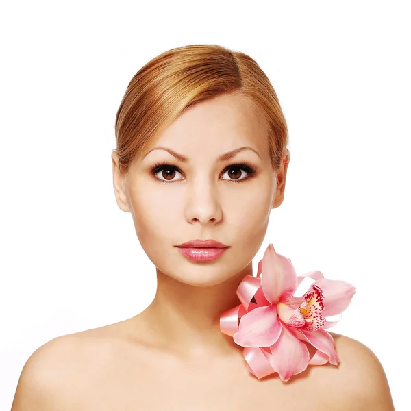 Hermosa joven con flor de orquídea, aislada. Cuidado facial — Foto de Stock