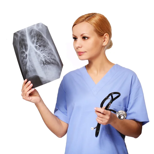 Kvinnliga läkare titta på bröstet röntgen isolerad på vit — Stockfoto