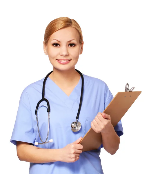 Sonriente enfermera joven con estetoscopio y portapapeles aislado en w — Foto de Stock