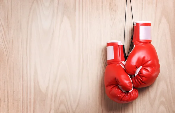 Luvas de boxe sobre fundo de madeira — Fotografia de Stock