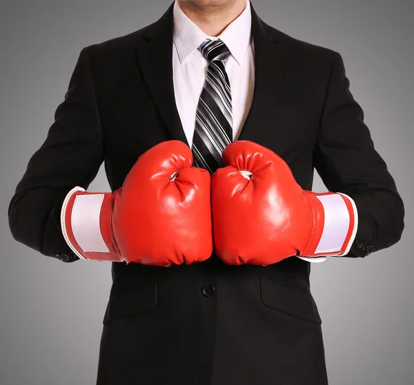 Empresário com luvas de boxe isolado em branco — Fotografia de Stock