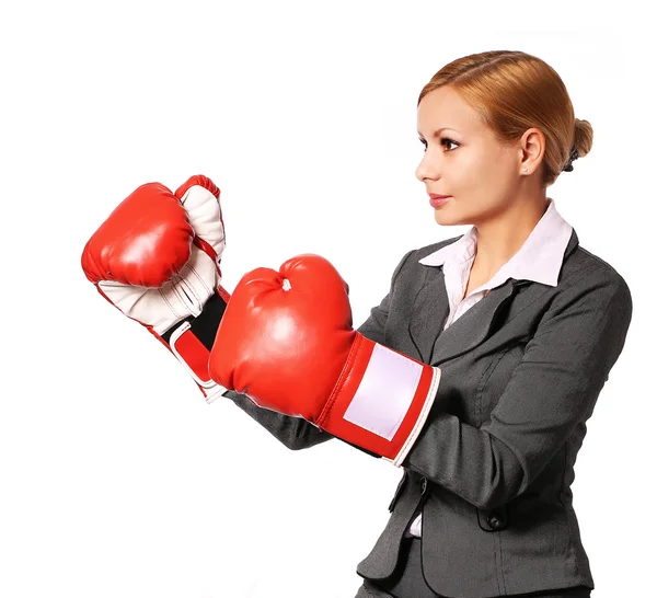 Mulher de negócios usando luvas de boxe perfurando isolado no branco — Fotografia de Stock