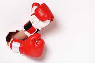 Boks eldivenleri kağıt delikten elinde