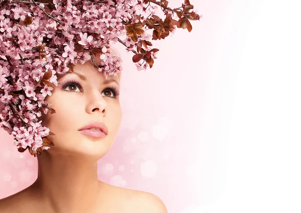 Gyönyörű lány a Cherry Blossom elszigetelt fehér. Szépség — Stock Fotó