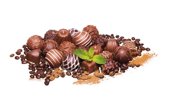 Des bonbons au chocolat. Pâle de truffes belges isolées sur blanc — Photo